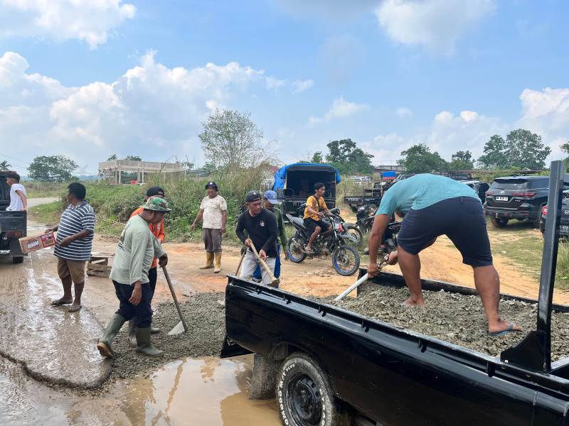 Gotong Royong Bersama Pemdes Koto Mesjid Perbaiki Jalan Lingkar Desa